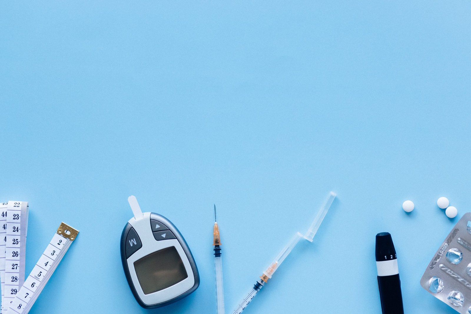 O diabetes tipo 2 é uma doença crônica que atinge milhões de pessoas em todo o mundo. Embora muitos conheçam os sintomas e fatores de risco da doença, ainda há muitos mitos e informações erradas circulando sobre ela. É importante entender o que é real e o que é mito para que a gente possa tomar as melhores decisões para tratar a doença e viver uma vida saudável.