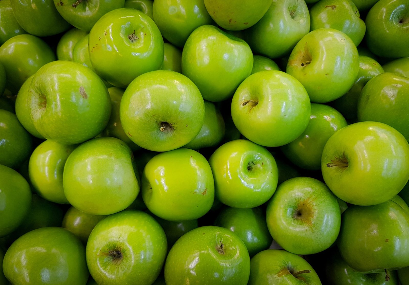 Descubra as 7 melhores frutas para diabéticos tipo 2 que ajudam no controle de açúcar no sangue. Incluindo pêssegos, maçãs, morangos e mais.