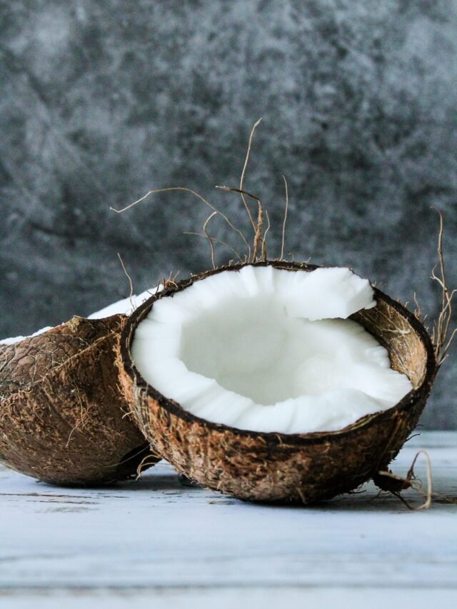 Coco seco pode ser consumido por quem tem diabetes? O coco seco, apesar de conter gorduras saudáveis, tem açúcares e alto valor calórico. Diabéticos podem consumi-lo, mas com moderação.