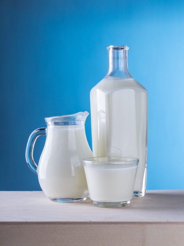 Qual o melhor Leite para diabéticos? O leite desnatado é uma ótima opção para diabéticos, pois possui menos gorduras e carboidratos que o integral, auxiliando no controle glicêmico.
