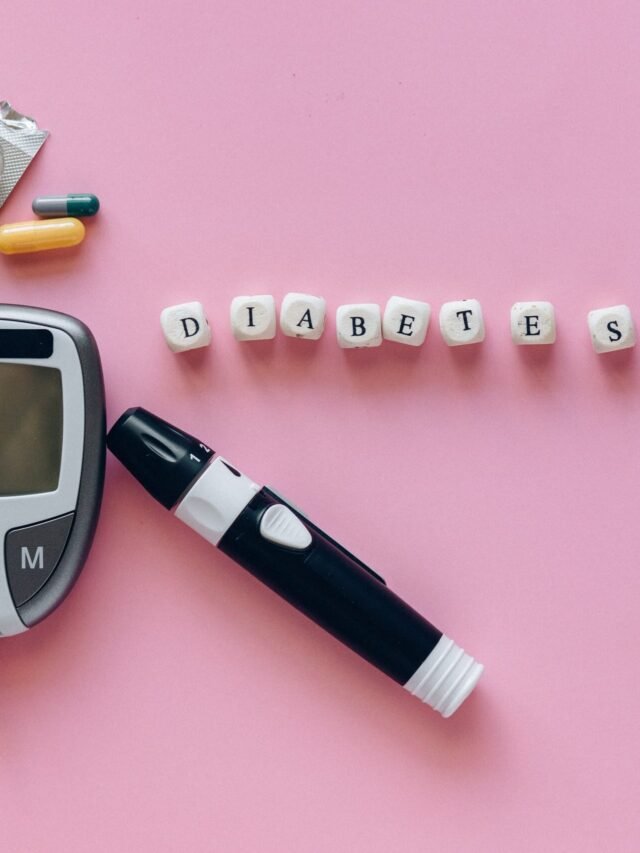 Diferença entre Diabetes Tipo 1 e 2. Este artigo aborda a diferença entre o Diabetes Tipo 1 e o Diabetes Tipo 2, duas formas prevalentes desta condição crônica. Enquanto o Diabetes Tipo 1 é uma doença autoimune onde o sistema imunológico ataca as células produtoras de insulina no pâncreas, o Diabetes Tipo 2 está geralmente associado a fatores de risco como obesidade e sedentarismo, caracterizando-se pela resistência à insulina ou produção insuficiente. Ambos apresentam sintomas semelhantes, mas diferem em suas causas, abordagens de tratamento e estratégias de gestão. O autocuidado é crucial em ambos os casos, com destaque para uma dieta balanceada e prática regular de exercícios físicos. A compreensão destas diferenças pode facilitar o diagnóstico e a abordagem terapêutica, melhorando a qualidade de vida dos pacientes.