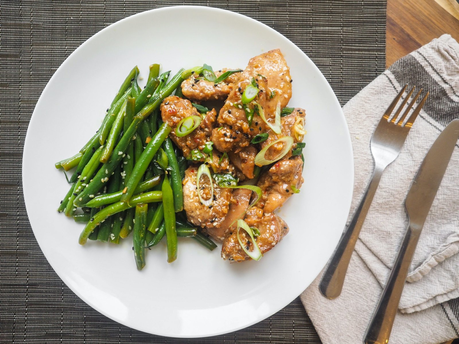 Dieta para Diabetes Tipo 2. Gerenciar diabetes tipo 2 requer atenção à dieta. Reduzir carboidratos, optar por fibras, proteínas magras e gorduras saudáveis é essencial. O planejamento regular de refeições e o monitoramento da glicose ajudam no controle da doença. Um estilo de vida ativo complementado por uma alimentação balanceada é crucial para o gerenciamento eficaz do diabetes tipo 2.