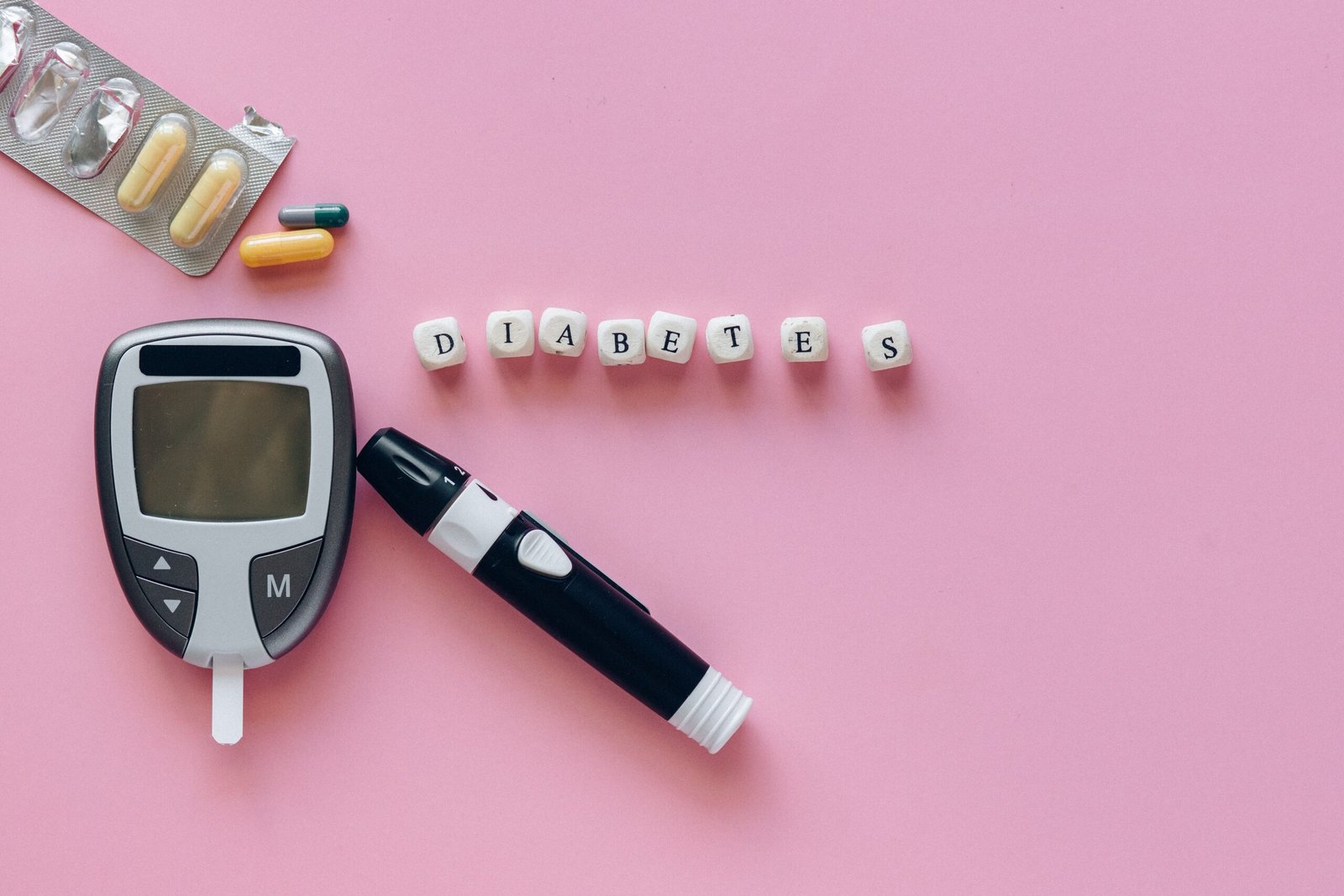 Diferença entre Diabetes Tipo 1 e 2. Este artigo aborda a diferença entre o Diabetes Tipo 1 e o Diabetes Tipo 2, duas formas prevalentes desta condição crônica. Enquanto o Diabetes Tipo 1 é uma doença autoimune onde o sistema imunológico ataca as células produtoras de insulina no pâncreas, o Diabetes Tipo 2 está geralmente associado a fatores de risco como obesidade e sedentarismo, caracterizando-se pela resistência à insulina ou produção insuficiente. Ambos apresentam sintomas semelhantes, mas diferem em suas causas, abordagens de tratamento e estratégias de gestão. O autocuidado é crucial em ambos os casos, com destaque para uma dieta balanceada e prática regular de exercícios físicos. A compreensão destas diferenças pode facilitar o diagnóstico e a abordagem terapêutica, melhorando a qualidade de vida dos pacientes.