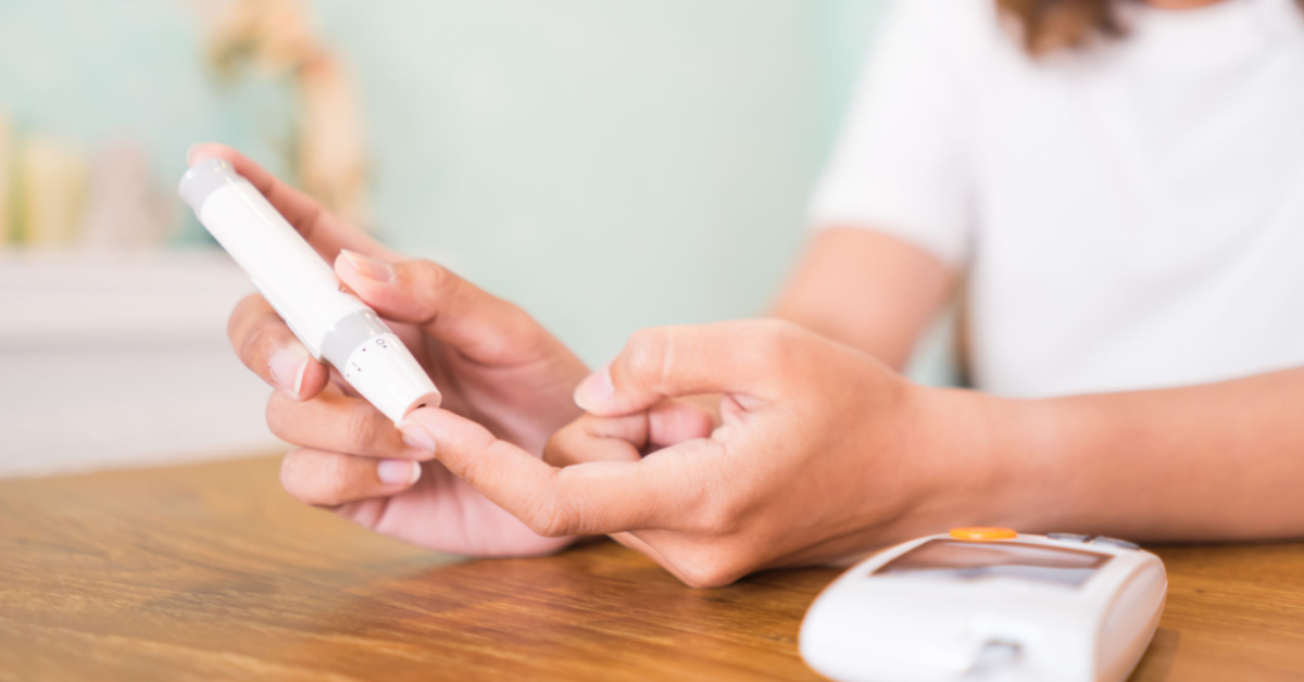 Causas da Diabetes tipo 2. Este artigo examina as causas da diabetes tipo 2, destacando os principais fatores de risco que incluem a genética, a resistência à insulina, o excesso de peso e o estilo de vida sedentário. Com uma discussão sobre cada fator, o artigo fornece uma compreensão abrangente do desenvolvimento desta condição crônica.