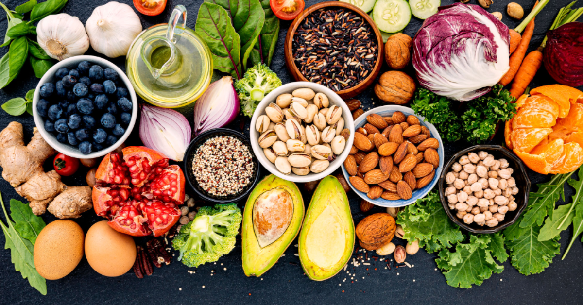 Diabetes tipo 2 alimentação. Este artigo fornece um guia abrangente para alimentação saudável e equilibrada voltada para pessoas com diabetes tipo 2. Ele inclui a discussão de alimentos benéficos, dicas para controle de porções e maneiras de manter um equilíbrio nutricional que auxilie no controle glicêmico.