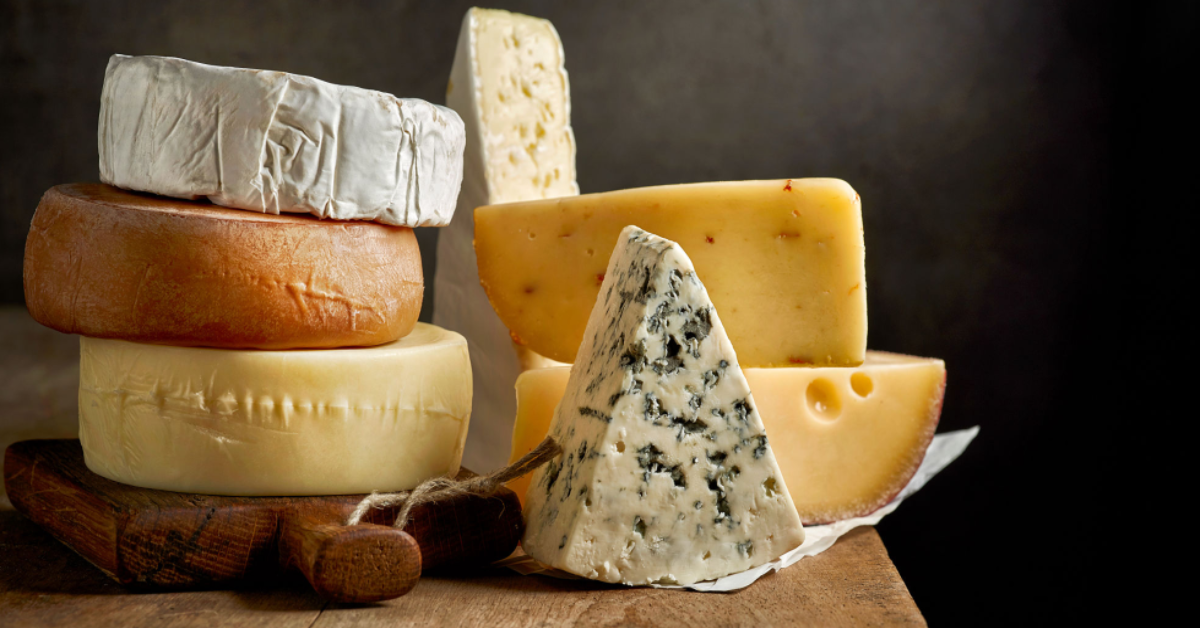 Diabético pode comer Queijo? O consumo de queijo por diabéticos pode ser benéfico quando feito de forma moderada e consciente. O queijo é baixo em carboidratos e pode ter um impacto mínimo nos níveis de açúcar no sangue. No entanto, como é calórico e rico em gorduras, deve ser consumido com cautela para evitar o ganho de peso. Queijos frescos e com baixo teor de gordura, como a ricota, são geralmente mais adequados para diabéticos. É essencial consultar um nutricionista para orientações personalizadas e incluir o queijo em uma dieta equilibrada, que também inclua outros alimentos saudáveis.
