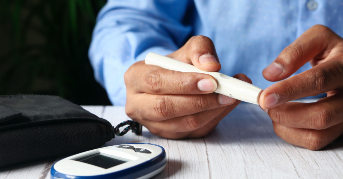 Glicose acima de 200 O que fazer? Este artigo discute a importância de manter níveis de glicose no sangue controlados, o que significa ter glicose acima de 200 mg/dL, e as ações a serem tomadas para gerenciar essa condição. Destaca-se a necessidade de uma dieta saudável, exercício regular, e ajuda médica, fornecendo orientações práticas para aqueles que enfrentam níveis elevados de glicose.