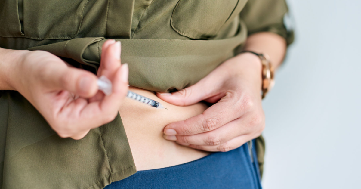 Diabetes tipo 2 precisa tomar insulina? O artigo aborda se pessoas com diabetes tipo 2 precisam tomar insulina. Ele explora em que situações a insulina pode ser necessária, oferece alternativas e descreve os diferentes tipos de insulina. O foco é proporcionar uma compreensão aprofundada para ajudar na tomada de decisão sobre o tratamento de diabetes tipo 2.