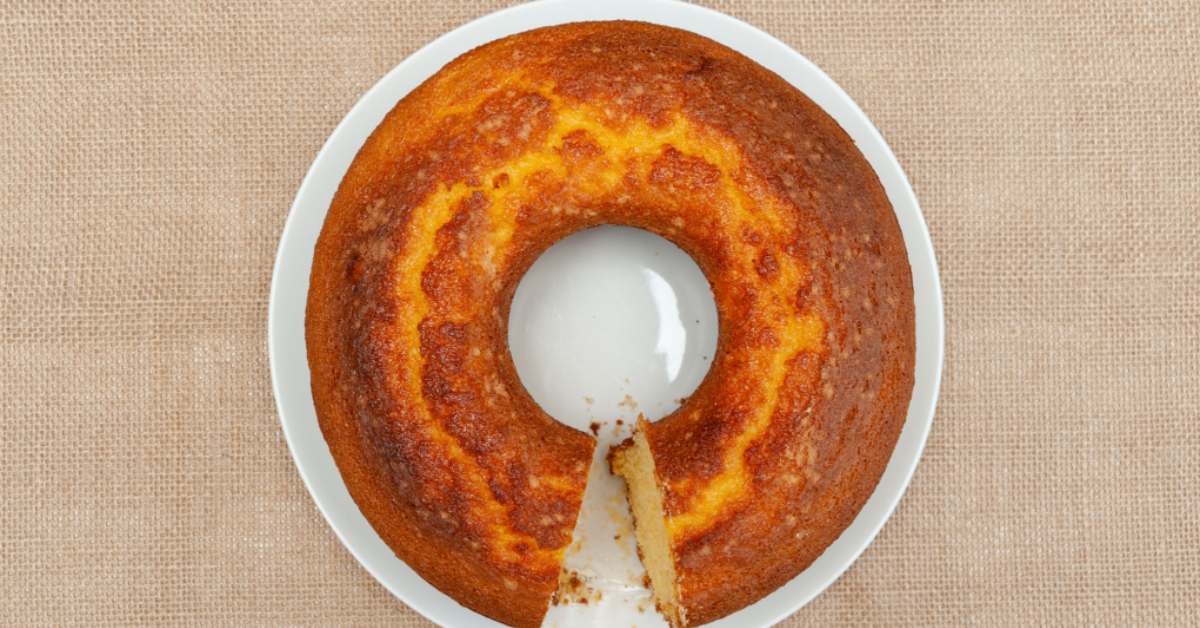 Diabético pode comer Bolo de Fubá? Este artigo explora se diabéticos podem consumir bolo de fubá, uma iguaria popular, sem afetar adversamente seus níveis de glicose no sangue. Discutimos os riscos associados aos ingredientes comuns e apresentamos alternativas mais saudáveis. Consultar um médico antes de fazer mudanças na dieta é sempre aconselhável.