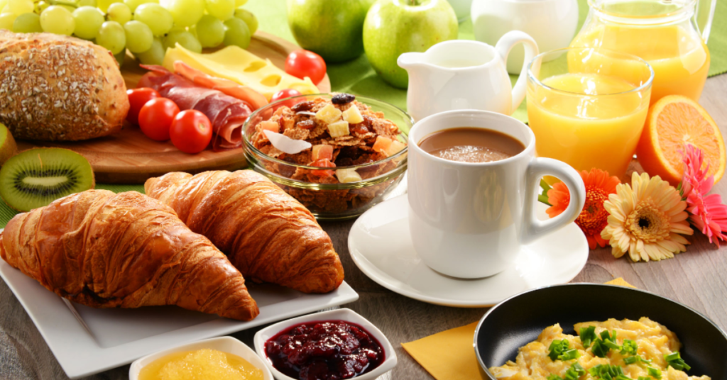 Não coma isso no Café da Manhã se for diabético. Para diabéticos, o café da manhã é um momento crucial para estabilizar os níveis de glicose. Evitar açúcares refinados, bebidas açucaradas, produtos lácteos integrais e alimentos ricos em gordura saturada pode ajudar a prevenir picos de glicose. Opções saudáveis incluem alimentos ricos em fibras, proteínas magras e frutas com baixo índice glicêmico.