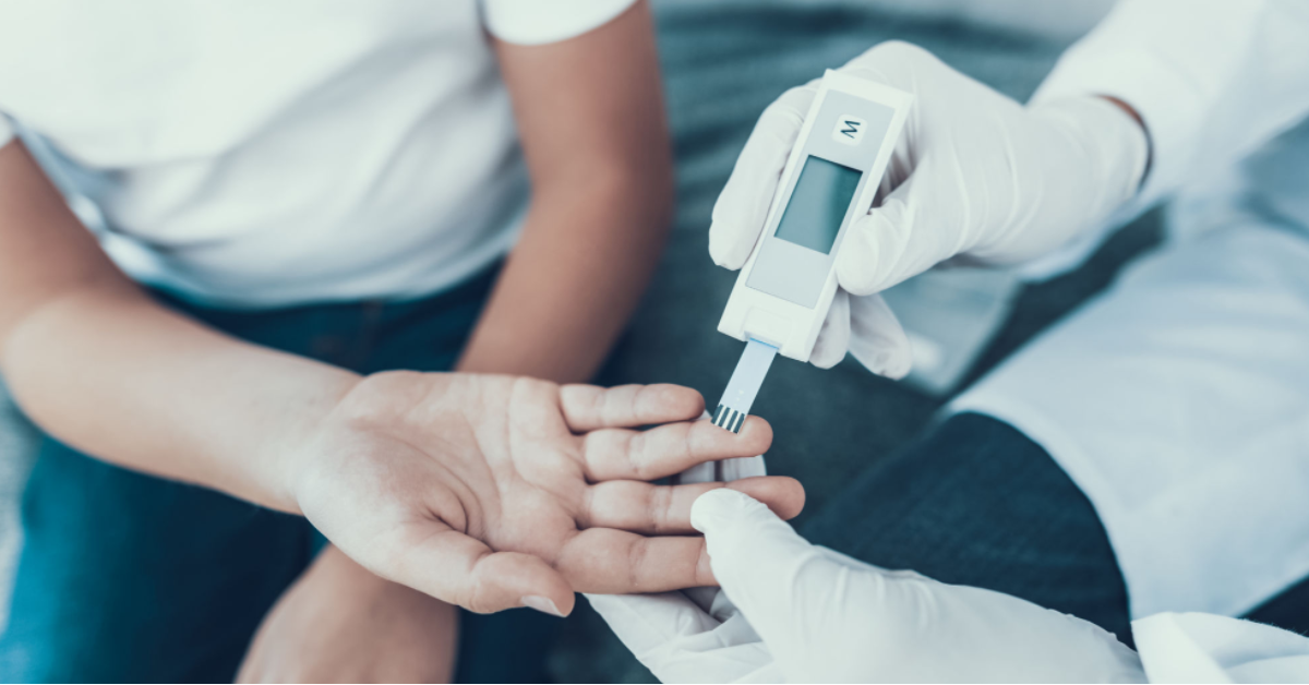 Sintomas de diabetes alta tipo 2. O artigo aborda os principais sintomas de diabetes alta tipo 2, destacando a sede excessiva, fome constante, fadiga e visão embaçada. A importância de reconhecer esses sintomas precocemente é enfatizada para evitar complicações e garantir um gerenciamento eficaz da doença.