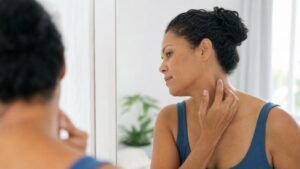 Manchas escuras no pescoço: causas e relação com a glicose