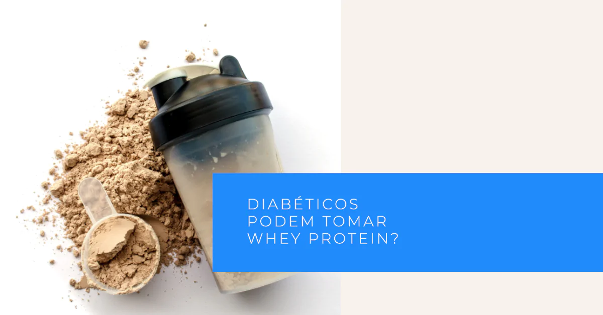 O artigo discute se pessoas com diabetes podem consumir Whey Protein. Abordamos o que é o Whey Protein, como as proteínas influenciam o controle da diabetes, os benefícios potenciais do Whey Protein para diabéticos e considerações importantes ao tomar este suplemento. A resposta é sim, pessoas com diabetes podem consumir Whey Protein, desde que com orientação médica, optando por produtos sem adição de açúcares e consumindo após atividades físicas para melhorar o controle glicêmico. Quem tem Diabetes pode tomar Whey Protein?