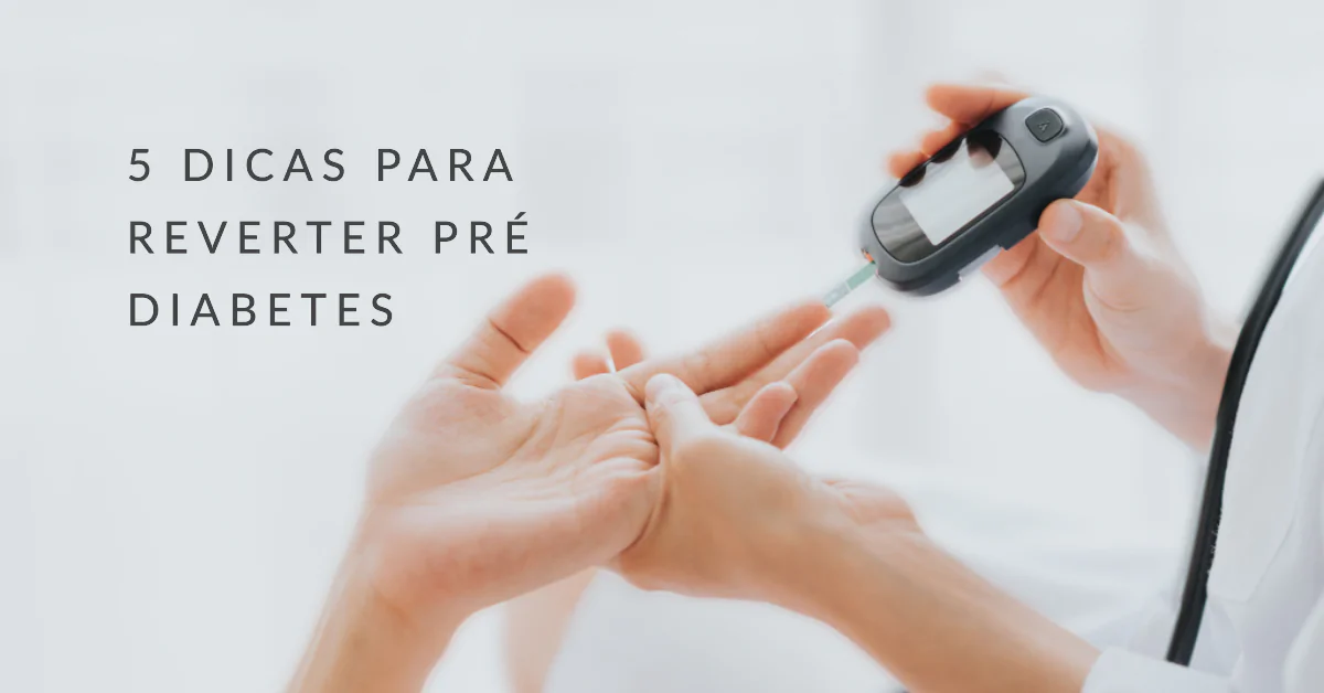 5 dicas para reverter Pré-Diabetes Reverter pré-diabetes é possível através de mudanças de estilo de vida, incluindo a adoção de uma alimentação equilibrada, prática regular de exercícios, controle do peso corporal, redução do consumo de álcool e tabaco, e acompanhamento médico regular. Inclua alimentos ricos em fibras, frutas e vegetais na sua dieta e evite alimentos processados e açúcares. Estabelecer uma rotina de exercícios físicos e manter um peso saudável são fundamentais, bem como evitar o consumo excessivo de álcool e tabaco. Consultar um profissional de saúde regularmente ajudará a monitorar os níveis de açúcar no sangue e a tomar medidas preventivas.