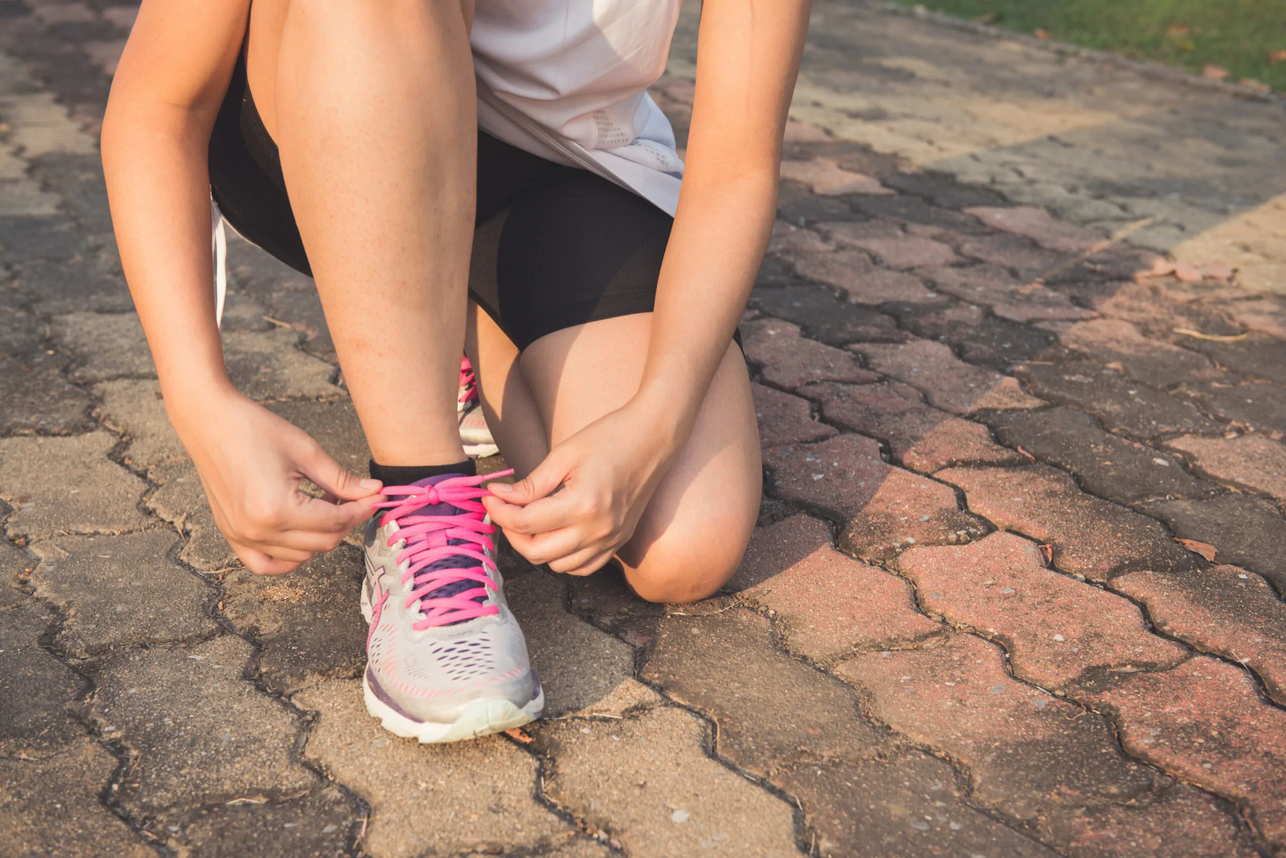 A diabetes é uma doença crônica que afeta milhões de pessoas em todo o mundo. Por causa disso, as pessoas com diabetes precisam tomar muito cuidado ao fazer exercícios físicos. No entanto, isso não significa que você não pode se exercitar com segurança. O segredo é fazer exercícios adequados e adequados para o seu nível de condicionamento e condições médicas.