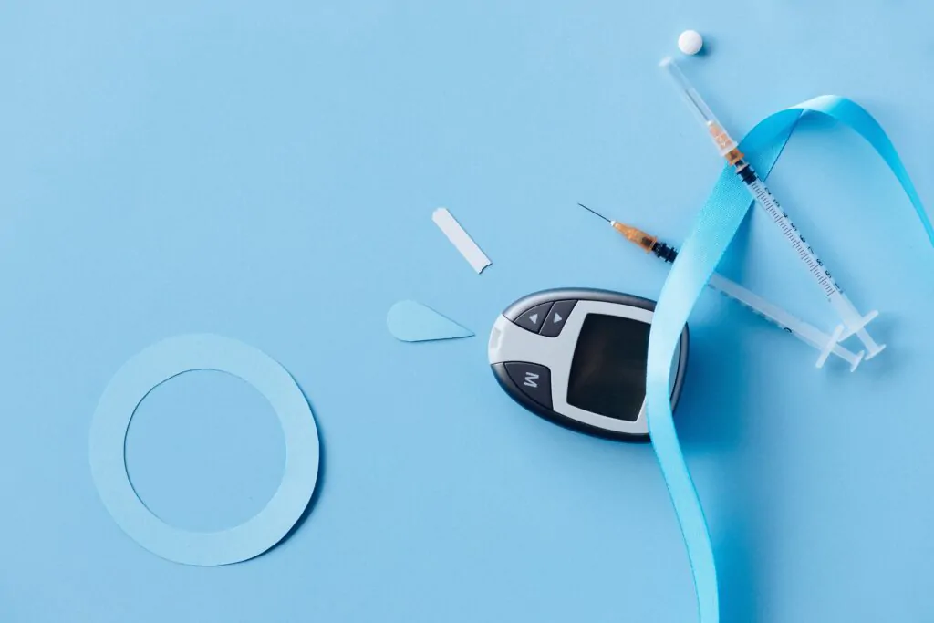 O artigo "Tipos de Diabetes: Entenda as Diferenças e Saiba como Gerenciar" aborda as principais diferenças entre os tipos de diabetes, além de fornecer dicas valiosas para o gerenciamento da condição. Com foco no diabetes tipo 1, tipo 2, gestacional e LADA, o texto destaca as causas, sintomas e tratamentos específicos de cada tipo. O gerenciamento adequado do diabetes envolve o controle da glicemia, a adoção de hábitos saudáveis, como alimentação balanceada e atividade física regular, e o acompanhamento médico. Conhecer as particularidades de cada tipo de diabetes é fundamental para garantir um tratamento eficaz e melhor qualidade de vida para os pacientes. Tipos de Diabetes Entenda as diferenças e saiba como gerenciar o tratamento.