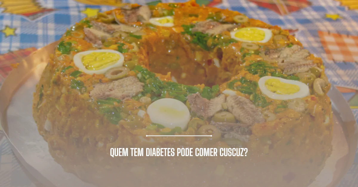 quem tem diabetes pode comer cuscuz? O artigo explora se uma pessoa com diabetes pode comer cuscuz. Descreve a constituição do cuscuz e o seu impacto no nível de glicose no sangue devido ao seu índice glicêmico moderado. Aborda ainda estratégias para integrar o cuscuz na dieta de um diabético de forma saudável, como a combinação com proteínas, gorduras saudáveis e fibras, além do controle de porções. Conclui que o cuscuz pode ser incluído na dieta de um diabético, desde que seja consumido com moderação e preparado corretamente.