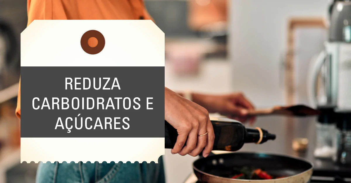 Como reduzir carboidratos e açúcares. O artigo aborda a importância de reduzir a ingestão de carboidratos e açúcares para promover um estilo de vida mais saudável, especialmente para pessoas com diabetes. Explica a diferença entre carboidratos simples e complexos e os tipos de açúcares. Além disso, oferece estratégias para identificar e diminuir carboidratos e açúcares na dieta, como a leitura de rótulos, substituição de alimentos e planejamento de refeições. O artigo também destaca os benefícios para a saúde de uma dieta baixa em carboidratos, incluindo o controle de peso e a redução do risco de doenças crônicas. Recomenda-se uma abordagem gradual e a consulta a profissionais de saúde para uma transição bem-sucedida.