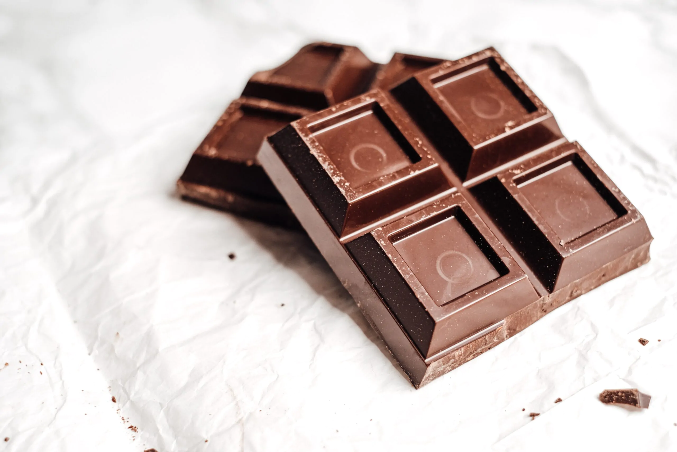 Diabético pode comer Chocolate Diet? Este artigo explora se diabéticos podem consumir chocolate diet, esclarecendo os mitos e verdades por trás dessa questão. Discute-se a natureza da diabetes, a composição do chocolate diet e suas implicações para os níveis de glicose no sangue. Embora o chocolate diet possa ser consumido por diabéticos, a moderação e uma alimentação equilibrada são sempre as melhores abordagens para a gestão da diabetes.