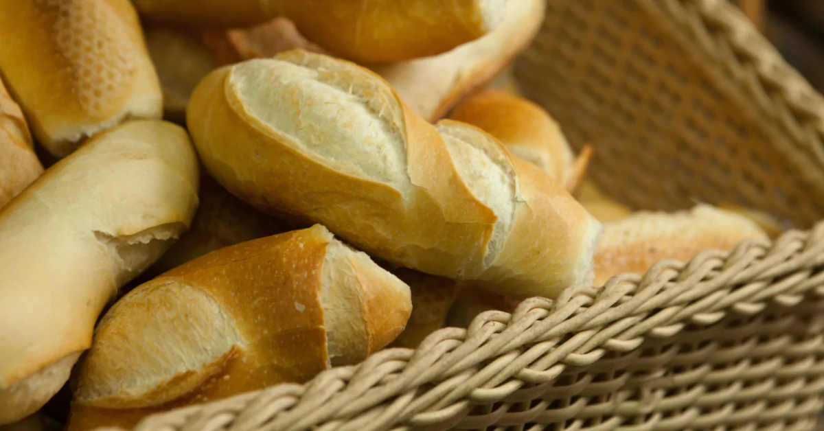 Diabético pode comer Pão de Sal? O pão francês, apreciado por muitos no café da manhã, levanta questões para quem tem diabetes devido ao seu alto índice glicêmico. Embora não seja totalmente proibido, é preciso consumi-lo com moderação e atenção à resposta glicêmica individual. Alternativas como pão integral ou receitas de pão low-carb são recomendadas para manter uma dieta equilibrada e controlar os níveis de açúcar no sangue. Acompanhar o consumo do pão francês com proteínas ou fibras pode ajudar a reduzir seu impacto na glicemia.