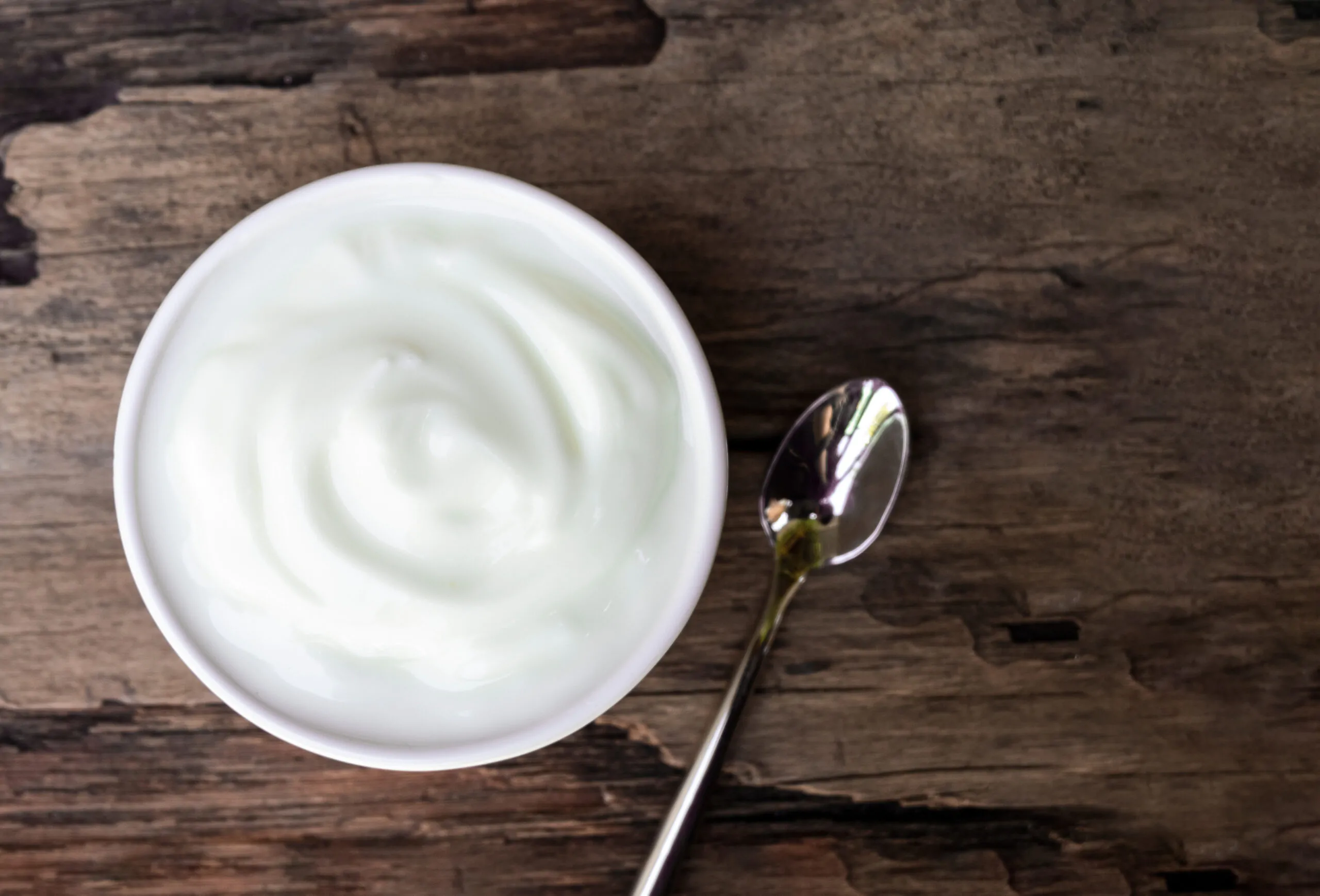 Quem tem Diabetes pode tomar Iogurte Integral? O iogurte integral pode ser consumido por pessoas com diabetes, desde que seja sem açúcar e em porções moderadas. Rico em proteínas, cálcio e probióticos, ele auxilia no controle da saciedade e contribui para a saúde intestinal, o que pode beneficiar o controle glicêmico. Este artigo explora os benefícios e cuidados que diabéticos devem ter ao consumir iogurte integral.